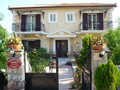 A Christoforos apartman az utca felöl